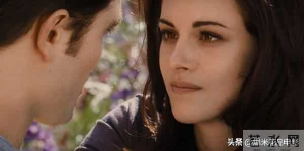 《暮光之城4:破晓(下)》:这本书和电影最大的区别