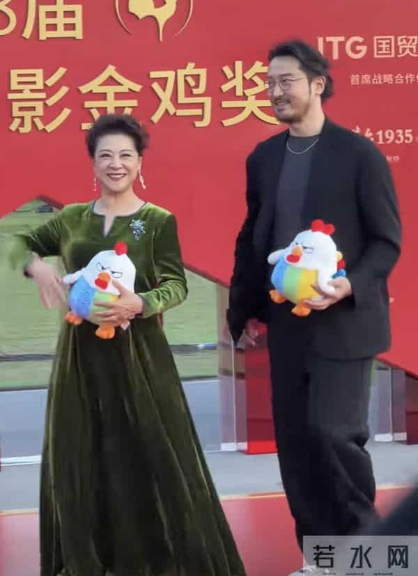 金鸡这一天，素颜一脸褶子的邓超，秒了内娱一堆涂脂抹粉的小鲜肉