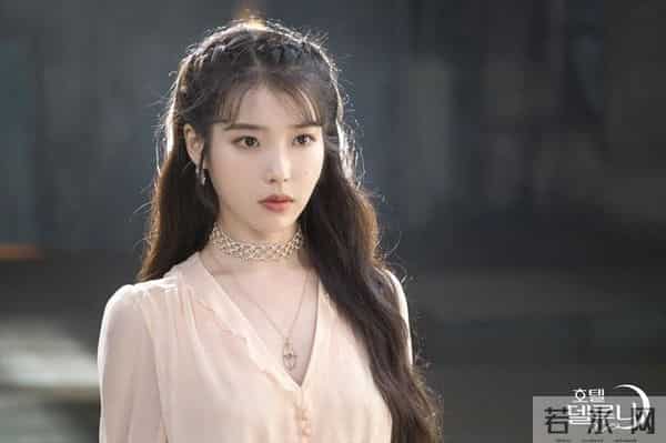 IU因长得丑被拒绝20次,如今成为韩国第一女solo,有人后悔了