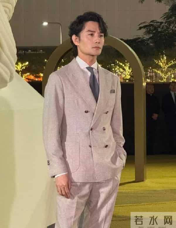 深圳这一天,胡静更显嫩,童瑶又飒又美,却被罕见现身的王凯惊艳