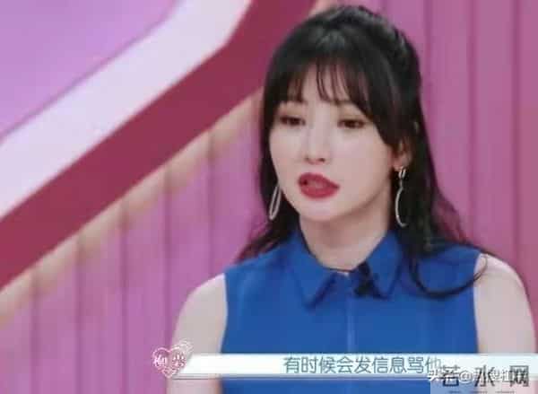 柳岩和男友在睡懒觉,突然门被打开,男友妈妈要教柳岩做辣椒炒肉