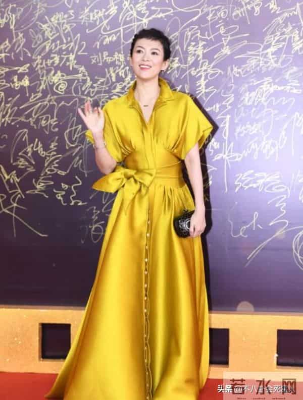 雷人肚兜、辣眼透视装?女星早年奇葩红毯,美貌成“灾难”