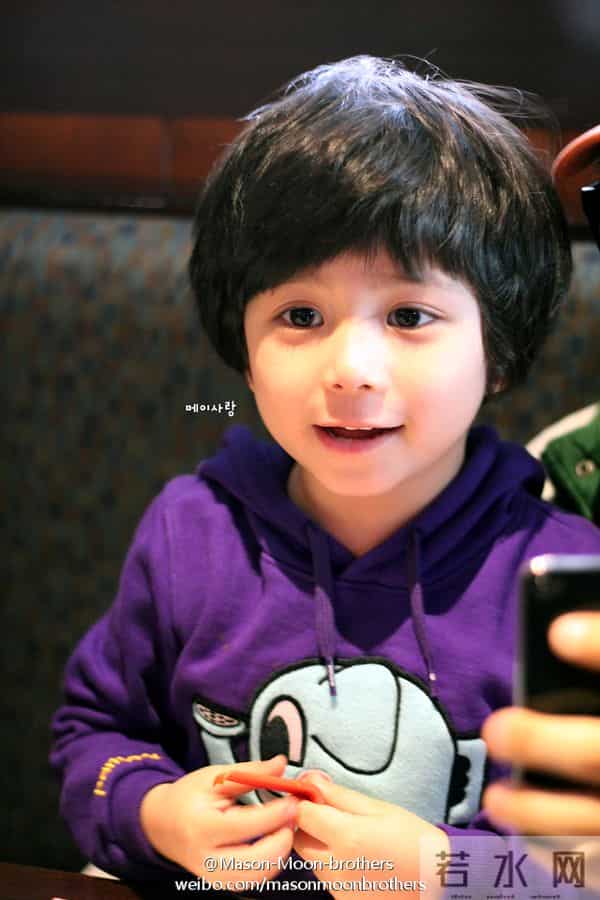 还记得《天才宝贝》的小主角吗？长大后兄弟三人长相太逆天了!