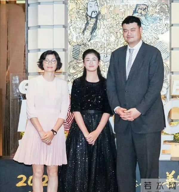 姚明一家游苏州太湖,15岁女儿打扮太老气,岳母出镜瘦又高超170