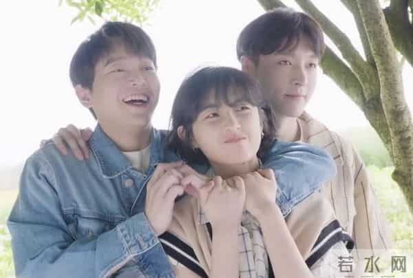 有一种“尴尬”叫张子枫玩性感，身材平平无奇，却偏要露点什么