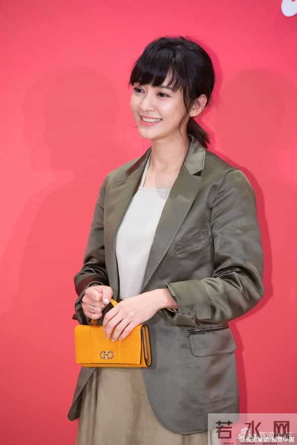 陈意涵生产后首亮相 穿吊带衫身材纤细