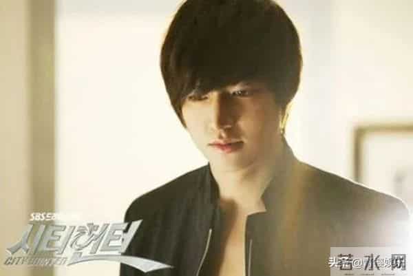 两次街拍被实锤，却次次不承认，李敏镐是怎样对待新恋情？