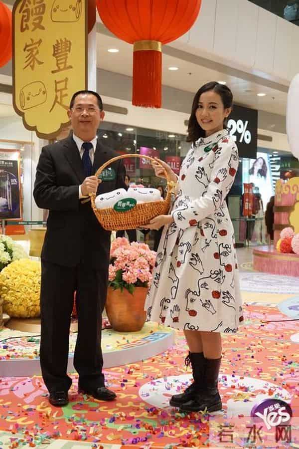 李蕴怀孕后首露面 宝宝性别卖关子