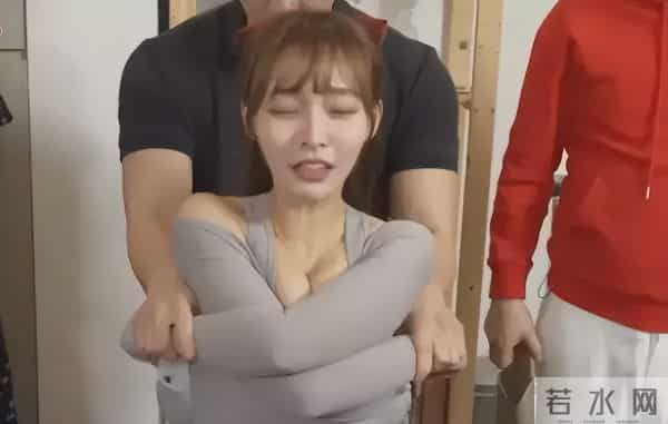 台湾女星上节目体验正骨,穿紧身衣多次走光,内衣被解仍配合演出