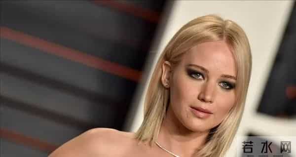 好莱坞性感女神：身材饱满诱惑撩人，艳照泄露后大胆真空逛街