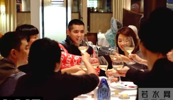 吴亦凡狱中生活后续,母亲找过成龙求救,生父尝试引渡无果