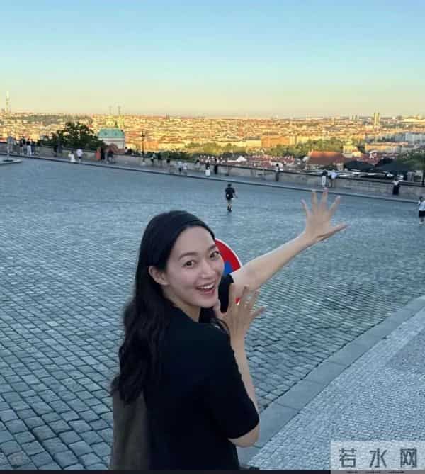 热搜第一的“顶流姐弟恋”:当10年“爱情神话”照进现实