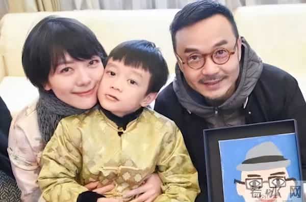 汪涵老婆罕晒儿子，7岁沐沐给妈妈织围巾，游泳获两块奖牌超优秀