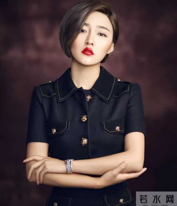 赵本山徒孙带货太拼！穿性感泳衣领口大开推销产品，还曾上过春晚