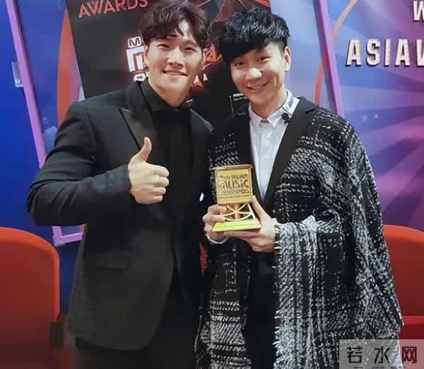 当“中国天王”出席韩国顶级颁奖礼,会是啥场面?网友:砸场子的