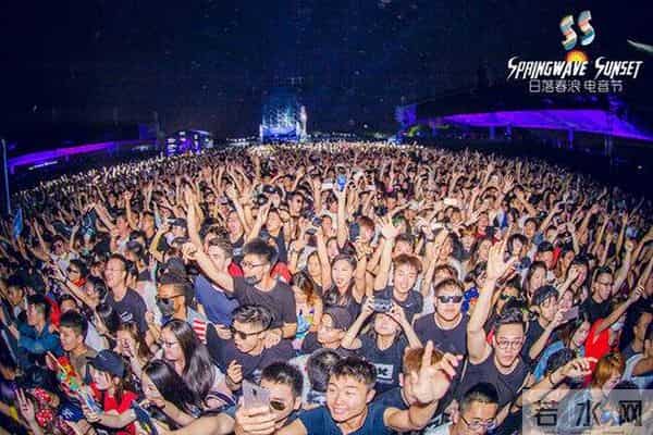 从迎新晚会到春浪音乐节,沈光远说:现场表演“有触电的感觉”