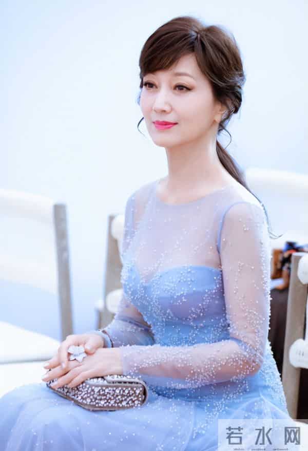 40岁不愿演妈、70岁扮少女、整容、硬凹性感…她们的不服老真尴尬