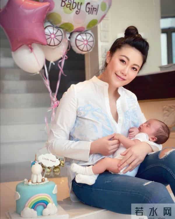 34岁富豪千金疑因抑郁携幼女自杀，母亲是地产大亨，孩子生父成谜