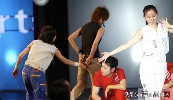 离奇走光、认错人、腋下出汗，这些女星尴尬瞬间，看得人哭笑不得