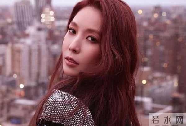 宝儿被一个男人在直播中播放淫秽视频吓到了，慌了