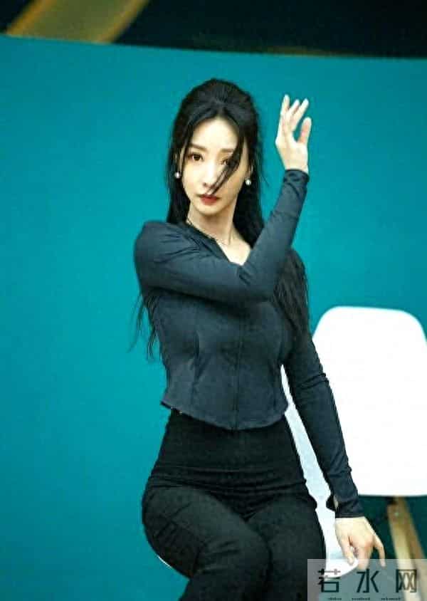 44岁“柳岩”穿全包瑜伽服，一身黑挡不住好身材，一般人真学不来