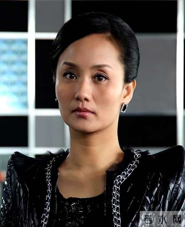 初代国模李颖近况：脸垮肉松长满头白发，穿深V被嘲“为老不尊”