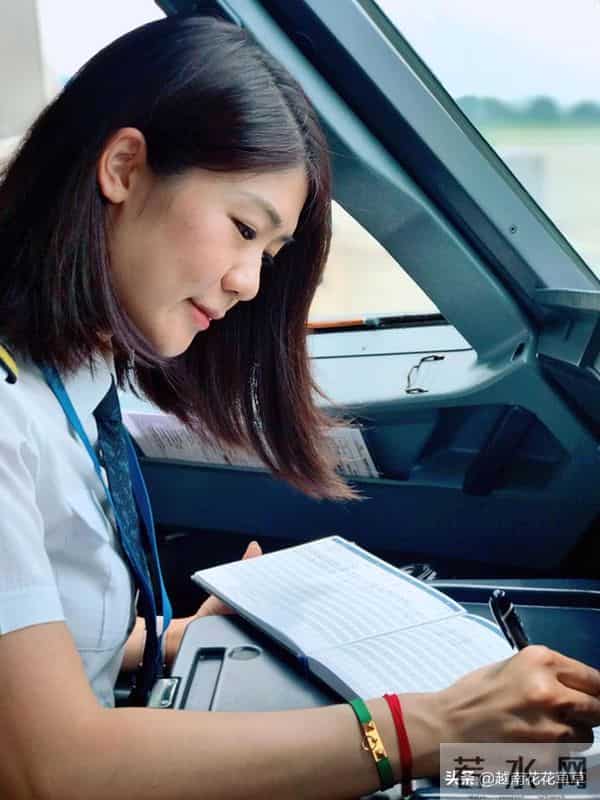 越南女机长鲜为人知的生活，这颜值这气质不愧担当