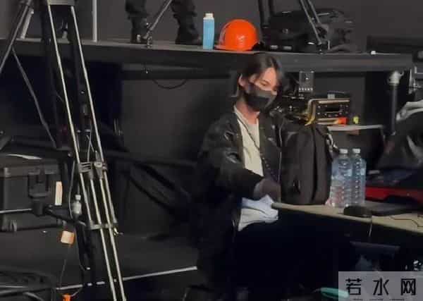 李荣浩国外演唱会杨丞琳全程陪同，意外惊现“黑丝”造型引发讨论