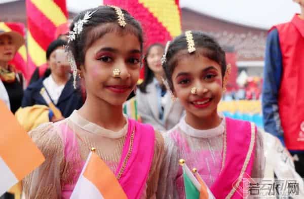 傻傻分不清！千余对双胞齐聚云南墨江共庆第十五届双胞胎节