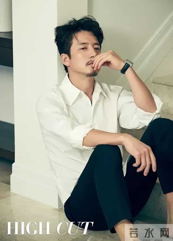 他是古早帅大叔，年轻时堪称人气男神，还娶了位小10岁女主播。