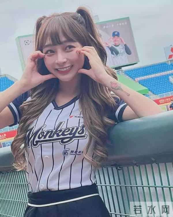 台湾女星上节目体验正骨,穿紧身衣多次走光,内衣被解仍配合演出