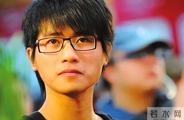 韩寒三重门讲的什么?是他本人所写还是韩仁均代笔