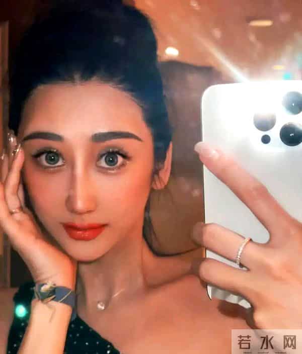 陈浩民老婆蒋丽莎近照令人认不出,对比之前差别很大,网红感十足