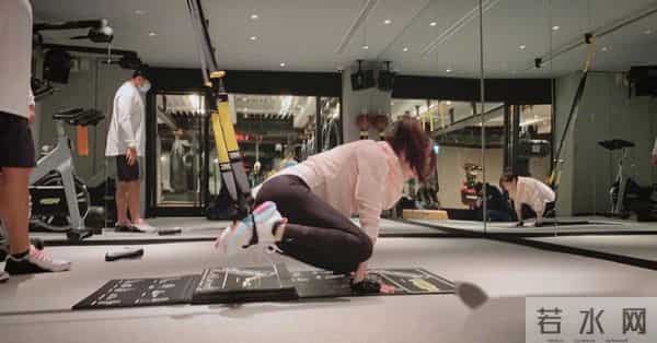 王心凌晒健身照，自曝吃完饭就去健身房，难怪37岁状态依然如少女