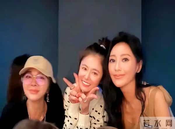 林心如和许玮甯给蓝心湄过生日，她们吃日料庆祝，林心如素颜很美