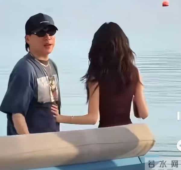 网友真仔细！胡彦斌易梦玲海边热吻，被发现手放女方隐私部位拍照