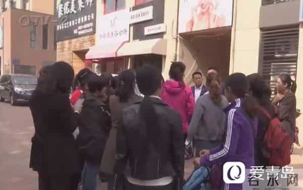 冤家路窄!青岛一摄影公司关门 消费者偶遇老板