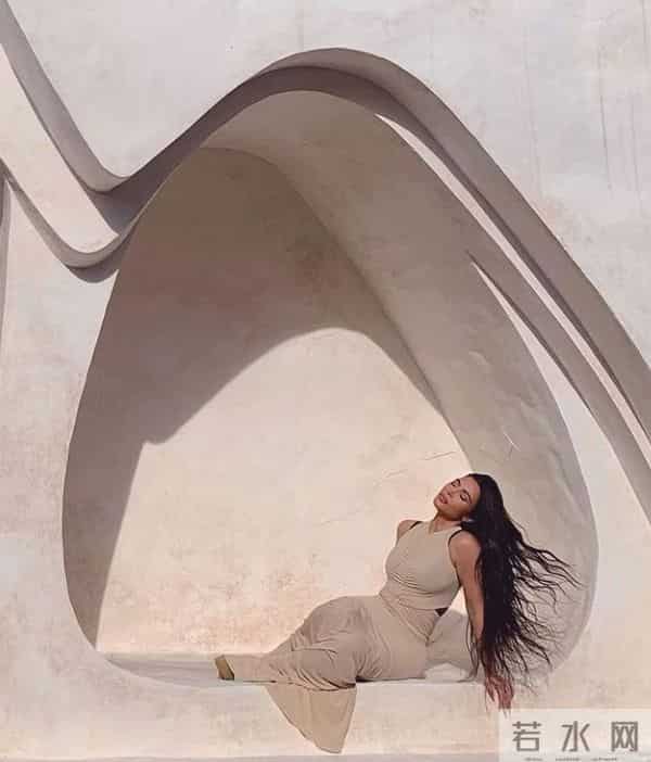 金卡戴珊谈过去一年太糟心!曾睡过C罗的她何时与坎耶正式离婚?