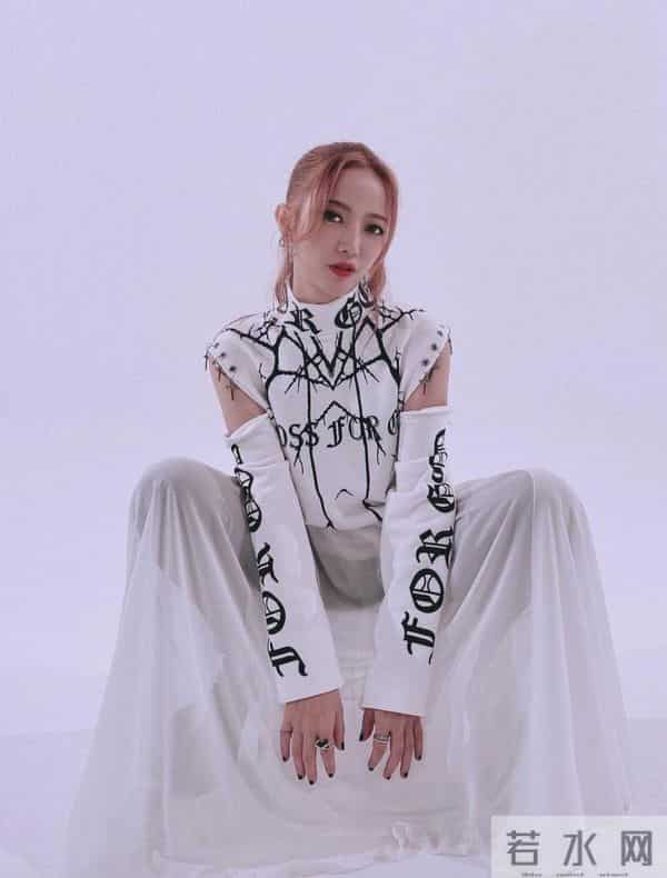 39岁女歌手听力只剩两成,左耳时常出血,此前还患恐慌症长达14年