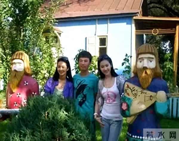 刘亦菲高中素颜照被同学藏10年!聚会掏出来炫,校服素颜照样晃眼_0