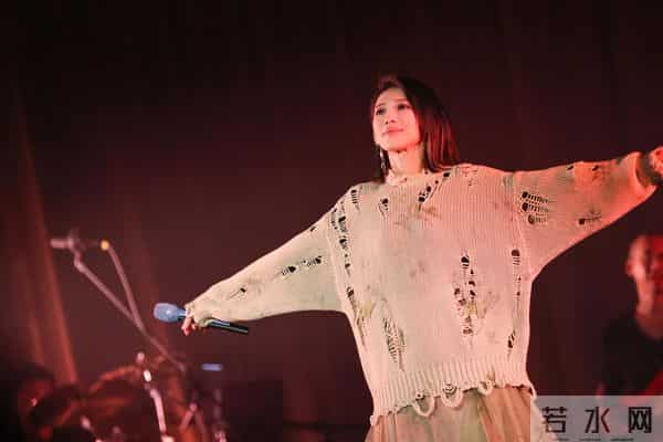 戴佩妮“随风所遇”广州开唱,送上惊喜安可