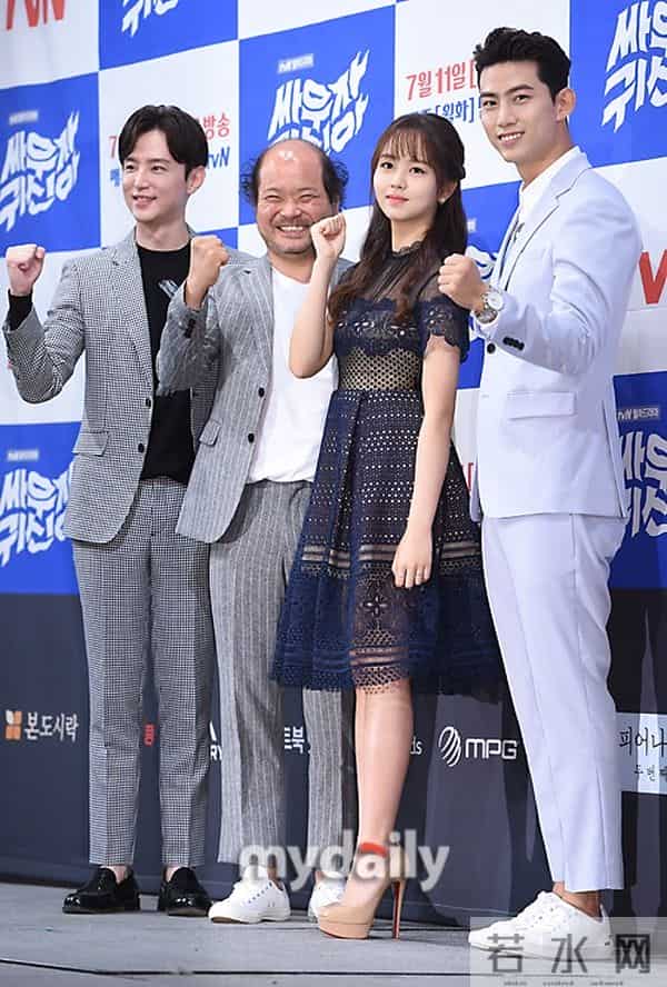 [MD PHOTO] 韩国艺人玉泽演、金素贤出席新剧《战斗吧，鬼神》发布会