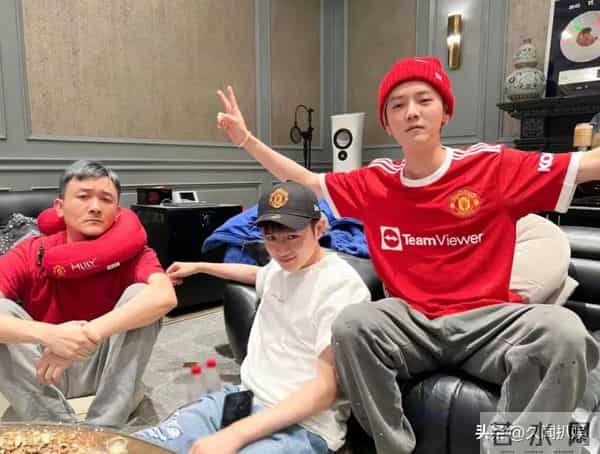 鹿晗晒8000万豪宅内景,用60万音响880纸巾盒,故意露膝盖引争议