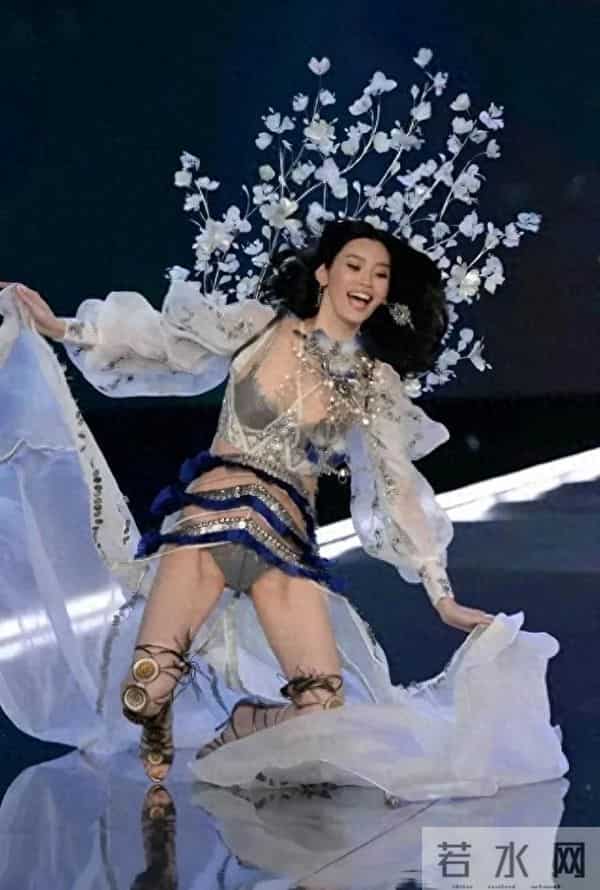 杨幂穿透视装参加2025年维密大秀！刘雯太保守了，没有穿比基尼