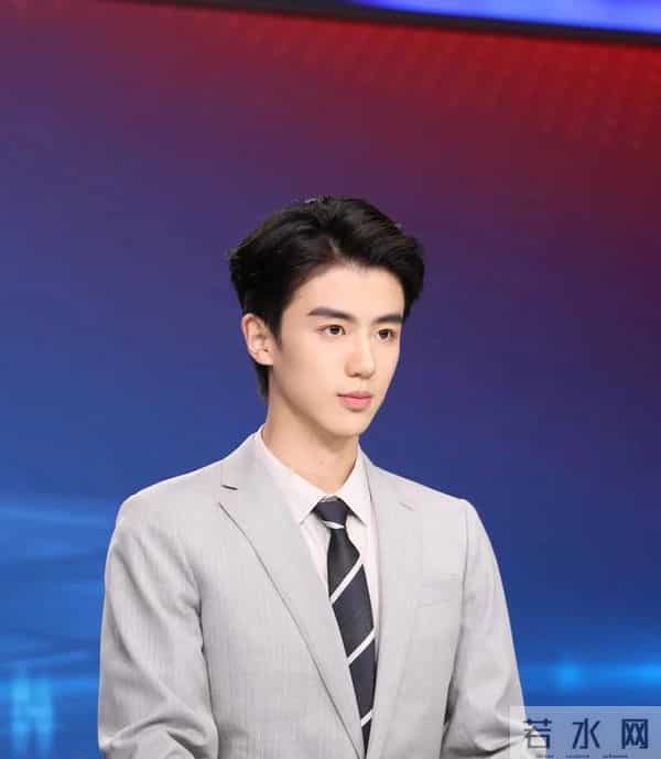 太帅了！河南卫视新闻男主播火了，仅20岁，网友：突然爱上看新闻