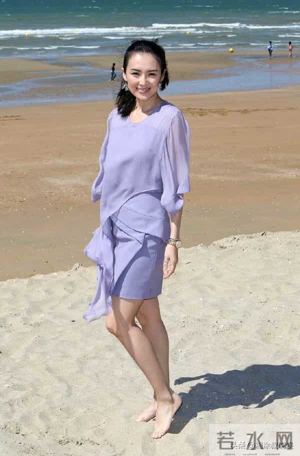 章子怡光着脚丫沙滩漫步！优雅美丽 气质出众，网友：笑容太治愈