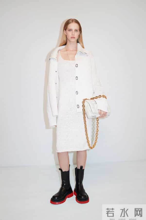 让她们美出天际的包包，居然赢在一根“条”上？