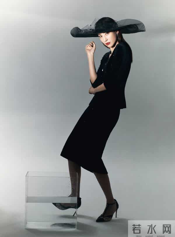 郑希怡这是当妈的身材？抹胸上衣配喇叭袖，直角肩大长腿太迷人了