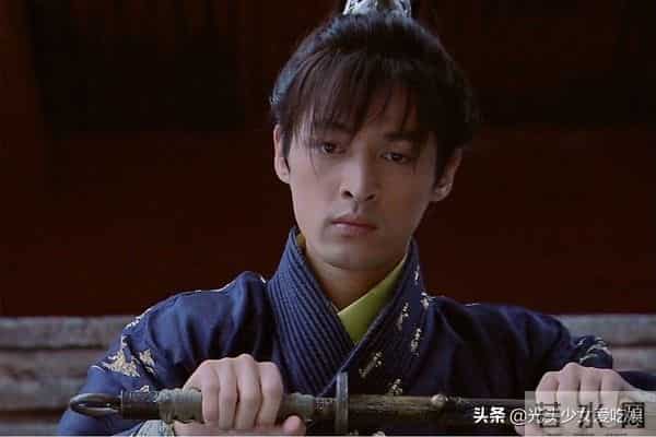 因《仙剑3》走红，变回女生打扮无人识，拖欠房租靠街头卖唱为生