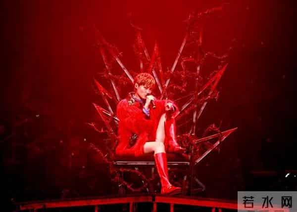 李宇春跳钢管舞禁欲撩人 富豪神秘男友首曝光